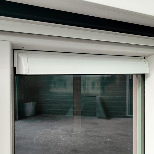 Een ventilatierooster voor het raam van een dakkapel.