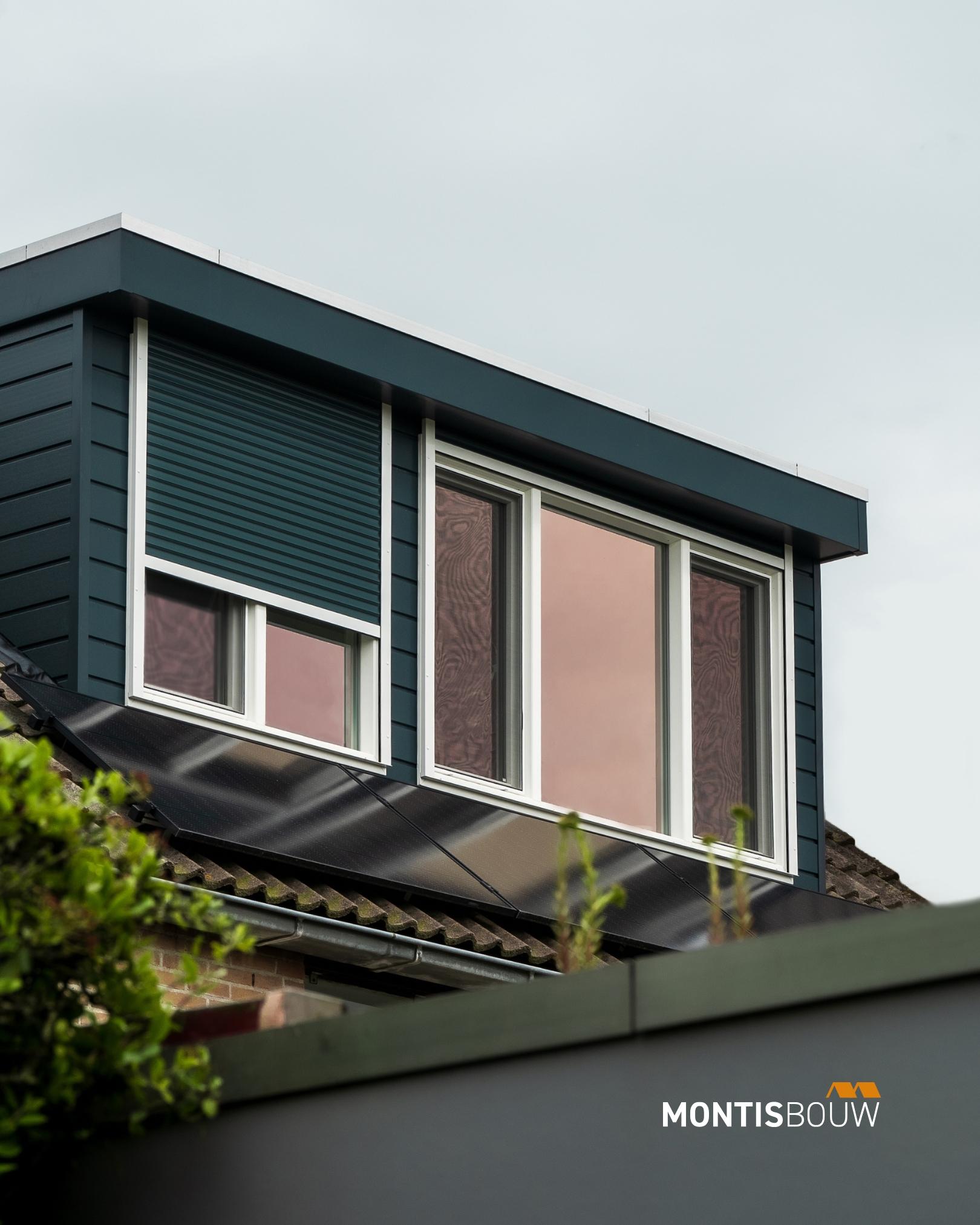 Dakkapel in Hoorn met zonnepanelen geplaatst voor het dakkapel