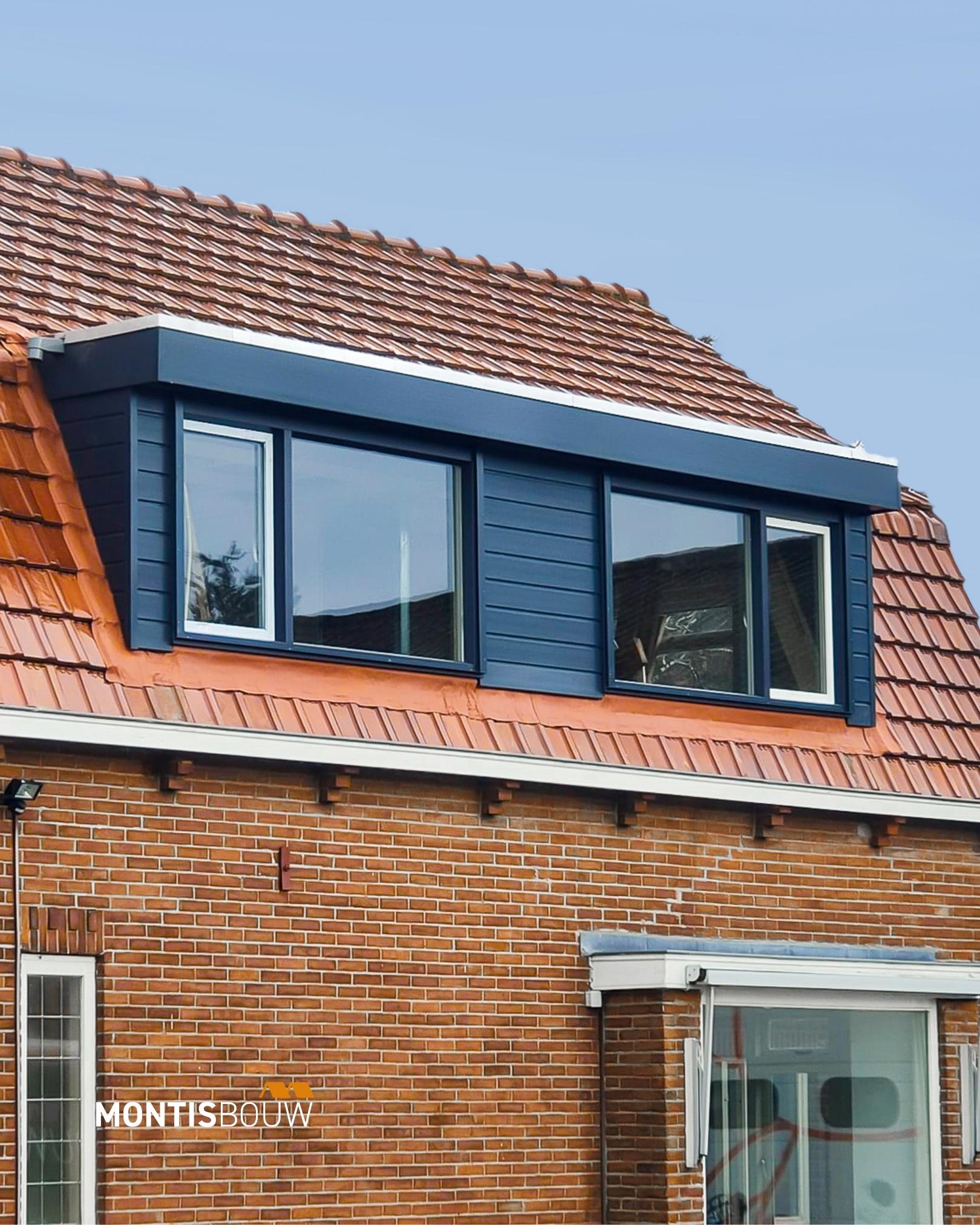 Bakstenen huis met donkerblauwe dakkapel en meerdere ramen