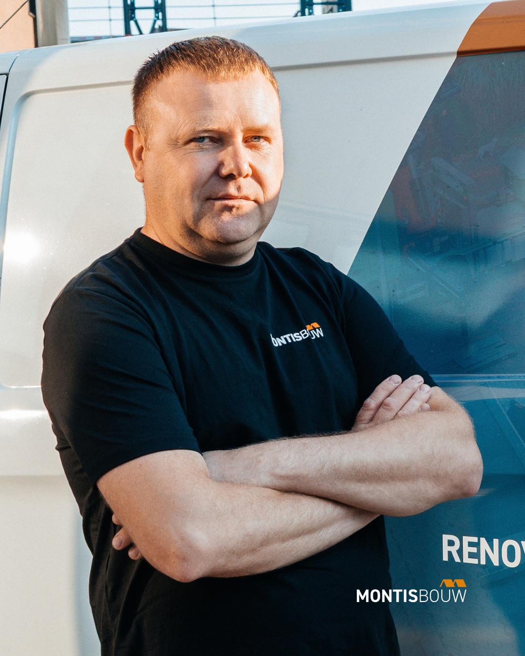 Man in werkshirt poseren voor bedrijfswagen met Montis Bouw logo