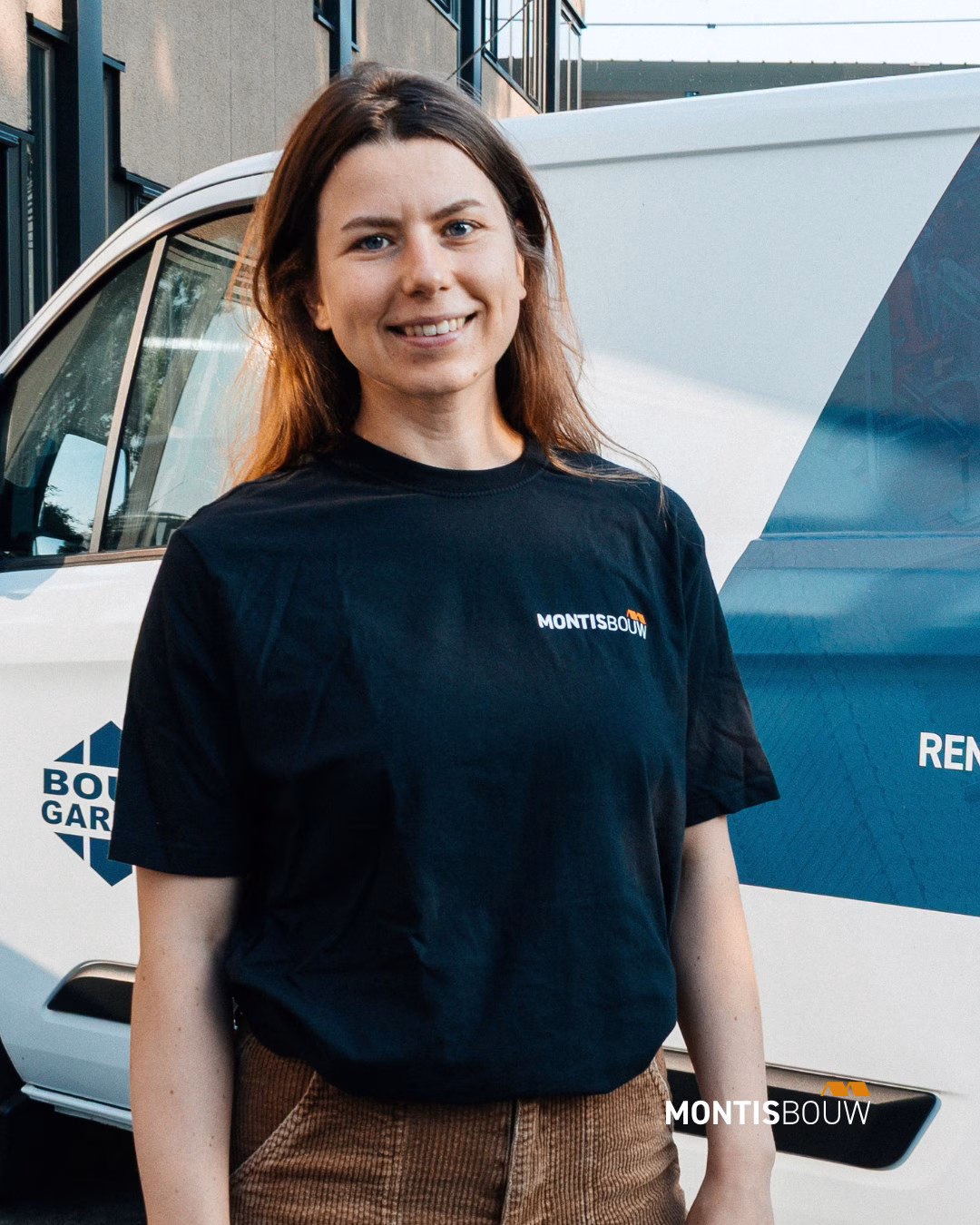 Medewerker MONTISBOUW in zwart shirt voor bedrijfswagen